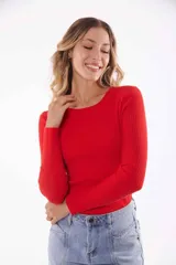 Sweater rojo de tejido de punto acanalado, corte ajustado y mangas largas.