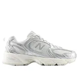 Championes urbanos New Balance modelo 530, con diseño inspirado en el running clásico. Presentan una combinación de malla blanca y revestimientos sintéticos en color plateado metálico, con el logo N característico en los laterales y entresuela con tecnología ABZORB para mayor amortiguación.