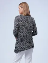 Blusa de seda fría texturada, marca Ruby Rd. Cuello a la base con aplique de aro metálico y terminación de ruedo asimétrico.