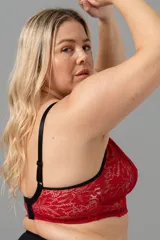 Bralette rojo de puntilla elastizada con forro interno, breteles regulables y ganchos en la espalda.