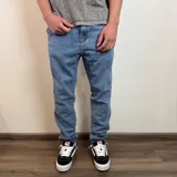 Jean de corte recto con lavado claro y efecto desgastado, confeccionado en denim de algodón.