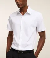 Camisa de manga corta con cuello inglés y cierre frontal de botones, confeccionada en mezcla de bambú y viscosa.