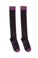 Calcetines de caña alta en color negro con destellos de glitter violeta, confeccionados en tejido de algodón con fibra metalizada.