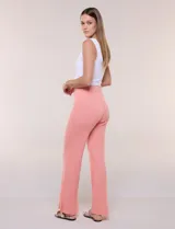 Pantalón jogger flare de tejido de punto con textura en relieve y tiro alto con pretina elastizada. Cuenta con corte de pierna ancha y tajos laterales en los tobillos.