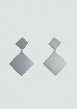 Aros colgantes de acero inoxidable color gris, con diseño geométrico formado por dos rombos unidos por una argolla.