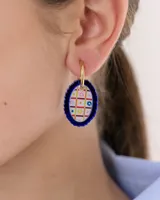 Dije colgante para aro con forma ovalada, borde de acrílico azul con diseño festoneado y centro de resina con estampado de cuadrícula y flores coloridas.