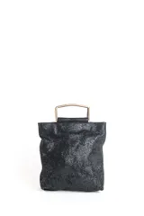 Mini bag de cuero negro con textura granulada y acabado brillante. Cuenta con una manija rígida metálica en tono dorado.
