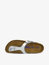 Sandalias Birkenstock modelo Gizeh, color plateado metálico, con tira delantera ajustable con hebilla y plantilla anatómica de corcho.