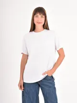Remera básica de cuello redondo y manga corta, confeccionada en tejido de punto con textura jaspeada.