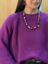 Collar largo confeccionado con cuentas multicolor de diversos materiales, formas y tamaños, incluyendo cristales checos, piedras naturales, acrílico y cerámica. Cuenta con cierre de cadena de acero quirúrgico y ganchito regulable.