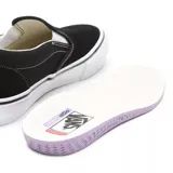 Championes Vans Skate Slip-On negros de gamuza, con elástico lateral y suela blanca de goma. Diseñados para skateboarding, con tecnología Duracap y Popcush para mayor durabilidad y amortiguación.
