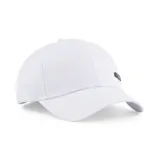 Gorra Puma blanca con visera curva y logo metálico en el frente.