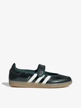 Zapatillas Adidas Samba Jane estilo Mary Jane, de color verde oscuro con las tres tiras blancas y suela de goma translúcida. Cuenta con una tira con velcro en el empeine y detalle de la inscripción 'SAMBA' en el lateral.