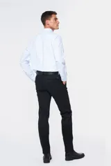 Pantalón gris de gabardina, corte clásico, con bolsillos laterales y traseros.