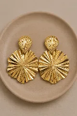 Caravanas de diseño colgante con forma de abanico plisado y detalle superior en forma de concha, acabado en tono dorado brillante.