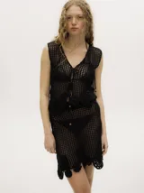 Top de crochet color marrón con tejido calado, diseño sin mangas y cierre frontal con cuerdas y cuentas de madera. Presenta apliques tejidos en el ruedo.