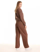 Pantalón jogger de corte recto, color blanco, con cintura elástica, cordón de ajuste y bolsillos laterales.