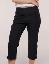 Jegging capri de denim blanco de la marca Ruby Rd, con pretina ancha elastizada, bolsillos delanteros simulados y bolsillos traseros aplicados.
