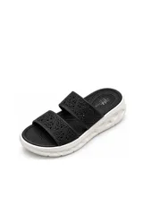 Sandalia de goma color negro con dos tiras anchas con diseño calado y plataforma blanca con detalles geométricos.
