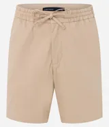 Bermuda recta de sarga color beige para hombre, con cintura elástica y cordón ajustable. Cuenta con bolsillos laterales y está confeccionada en una mezcla de algodón y elastano.