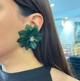 Aros colgantes con forma de flor verde con centro de strass.