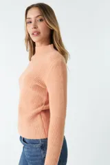 Sweater tejido de punto con textura acanalada, cuello redondo y manga larga, con ajuste regular.