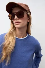 Sweater de punto en color azul, con cuello redondo y diseño clásico de manga larga.