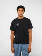 Remera de manga corta color blanco con cuello redondo. Presenta un pequeño logo circular de Umbro estampado en el pecho con la leyenda 'Born to Play'.