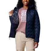 Campera técnica de plumón con capucha, color azul marino, con diseño de costuras selladas térmicamente, cierre frontal completo, bolsillos laterales con cierre y logo de la marca bordado en el pecho.