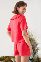 Blusa de lino color rojo, con mangas cortas, cuello en V con solapa redonda fruncida y cierre frontal de botones.