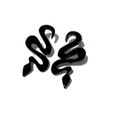 Par de aros colgantes con forma de serpiente.