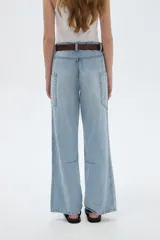 Pantalón jean de tiro alto, corte recto y color negro con efecto acid wash. Presenta bolsillos cargo laterales y bolsillos delanteros clásicos.