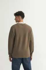 Sweater color marrón claro, tejido con combinación de puntos y rib en puños. Bordado de marca en la manga.