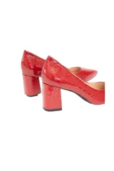 Zapatos de tacón tipo stiletto de cuero charol rojo con textura símil cocodrilo, punta fina y tacón de bloque.