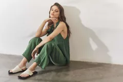 Sandalias de cuero con diseño minimalista, cuentan con una tira ancha sobre el empeine y una tira ajustable con hebilla en el talón. Poseen una base plana de color negro y punta cuadrada.