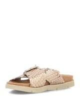 Sandalias planas de mujer en color dorado metalizado, con tiras cruzadas texturizadas y una hebilla grande decorativa en el empeine. Posee plantilla anatómica y suela de goma texturizada.