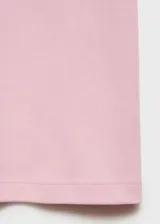 Camiseta de manga corta y cuello redondo, de corte recto y tejido de algodón de gramaje medio, en color rosado.