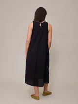 Vestido largo color marrón claro, sin mangas y corte recto.