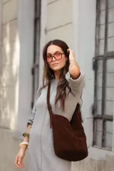 Vestido midi de tejido de punto color gris, con cuello a la base, mangas tres cuartos tipo oxford y detalle de calado geométrico en las mangas y en el ruedo.