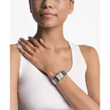 Reloj de pulsera Michael Kors con caja rectangular y malla de acero inoxidable en tono plateado. Presenta una esfera minimalista con marcadores de hora en números romanos y manecillas metálicas.