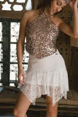 Minifalda negra de encaje con volados y cintura alta.