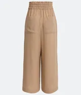 Pantalón pantacourt color beige, con cintura elástica y bolsillos cuadrados aplicados.