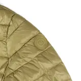 Campera puffer ultraliviana color verde militar con capucha ajustable, cierre frontal y bolsillos laterales con cierre.