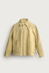 Cazadora regular fit de cuero con acabado de ante en color beige, con cuello solapa, bolsillos de plastrón en la cadera y cierre frontal de cremallera oculta por solapa con botones a presión.