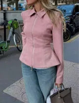 Chaqueta entallada de gamuza sintética color rosa, con cierre frontal completo, cuello camisero y diseño peplum que marca la cintura.