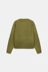 Jersey de punto de tacto suave, color azul eléctrico, con cuello redondo y manga larga. Presenta acabados en rib en cuello, puños y ruedo.