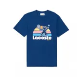 Remera azul con cuello redondo y estampado con un jugador de tenis y el logo de Lacoste.