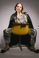 Pantalón parachute plateado con elástico en la cintura y tobillos.