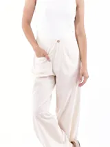 Pantalón ancho de tiro alto, color rojo, con grandes bolsillos frontales tipo parche y cierre de botón visible.