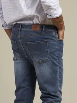 Pantalón de jean azul oscuro, de corte recto.